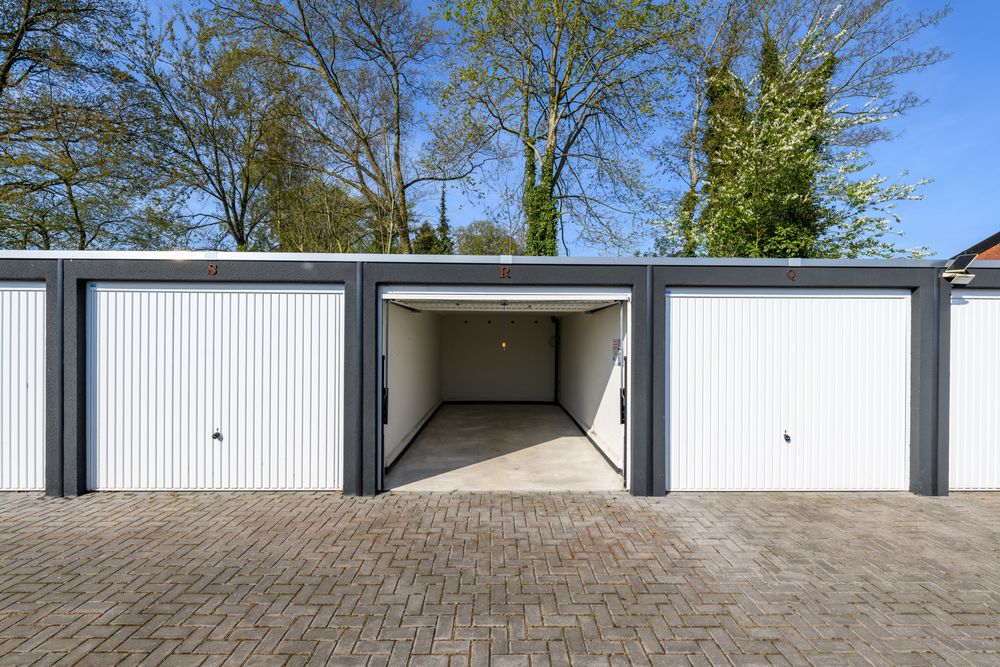 Open garagebox op het terrein in Drachten
