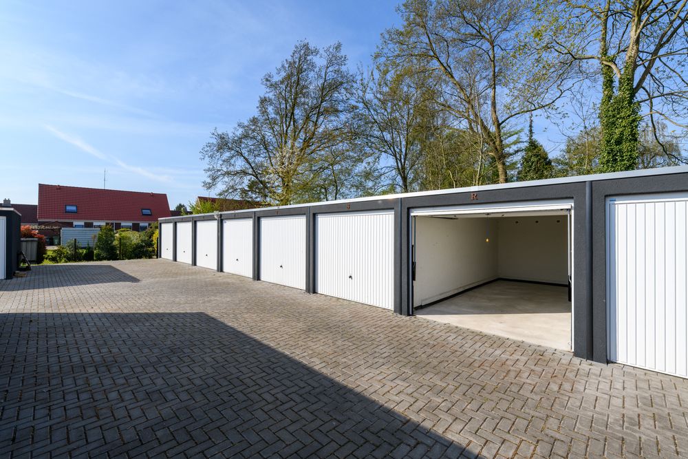Garageboxen en brede bestrate rijroute