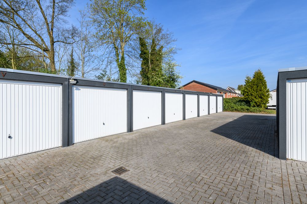 Rij afsluitbare garageboxen