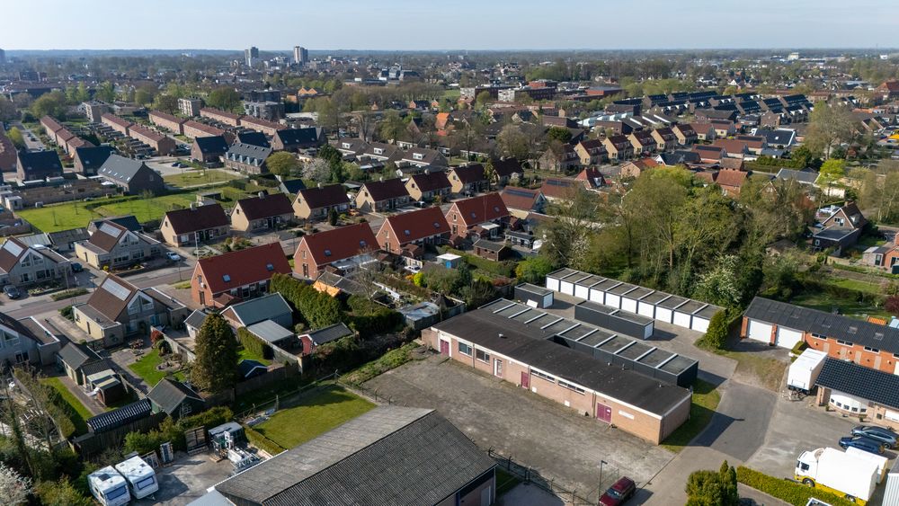 Dronebeeld van de garageboxen en omliggend Drachten